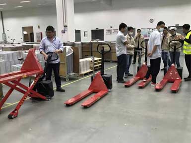 電動高升程搬運車交付使用，感謝廠家羅總親自跟客戶講解操作方法！